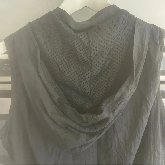 Fabletics Black Nylon Kennedy Vest Black Size Medium Mesh Lining Hooded Sporty - Picture 9 of 9